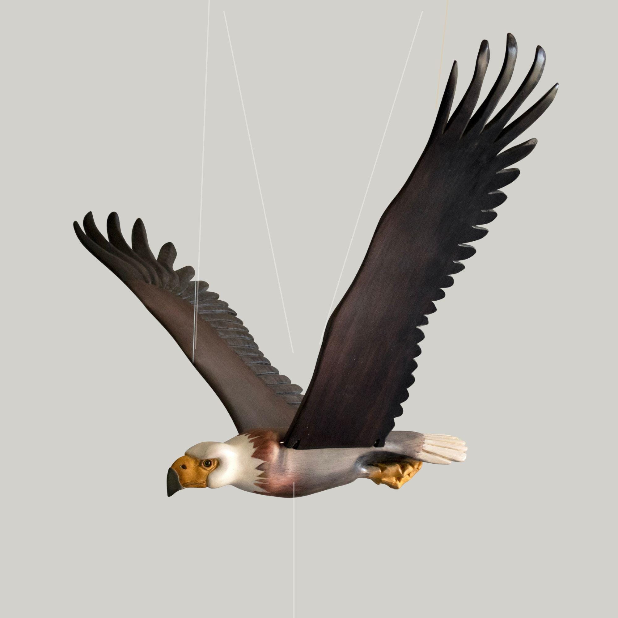 手彫りのハクトウワシのキネティック彫刻、木製の飛ぶ鳥、高級ロッジの 