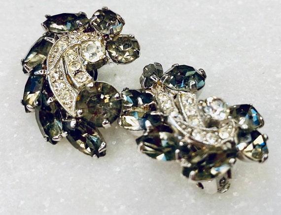 Vintage Midcentury Weiss Sparkly Clip On Earrings - image 8