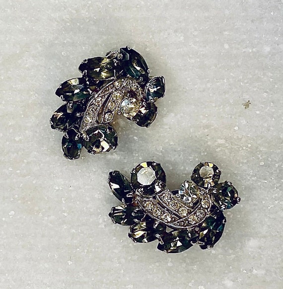 Vintage Midcentury Weiss Sparkly Clip On Earrings - image 1