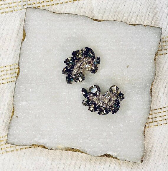 Vintage Midcentury Weiss Sparkly Clip On Earrings - image 9