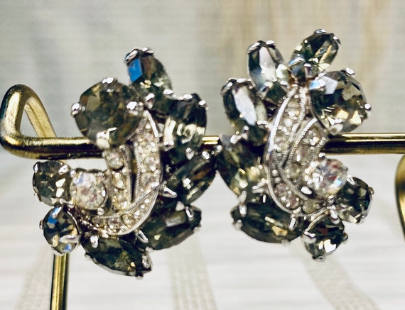 Vintage Midcentury Weiss Sparkly Clip On Earrings - image 2