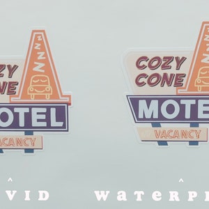 K&ouml;nnte beinhalten: Zwei Motel-Schilder im Vintage-Stil mit dem Text "Cozy Cone Motel" und "Vacancy" in einer Retro-Schriftart. Die Schilder sind in Orange-, Braun- und Violettt&ouml;nen gehalten.
