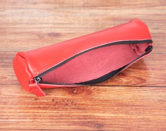 Handmade Leather Zipper Pen Pouch: Personalized Cosmetic Bag