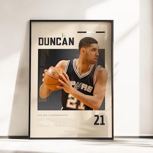 Póster Retro Vibes de Tim Duncan | Leyenda de los San Antonio Spurs | Tamaños A3 y A4 | Marco negro opcional | Impresión fotográfica de alta calidad