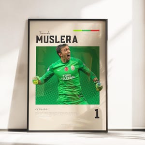 Póster Vibraciones retro de Fernando Muslera | Leyenda del portero del Galatasaray | Tamaños A3 y A4 | Marco negro opcional | Impresión fotográfica de alta calidad