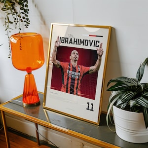 Póster Vibraciones retro de Zlatan Ibrahimovic | Leyenda del fútbol de Milán | Tamaños A3 y A4 | Marco negro opcional | Impresión fotográfica de alta calidad