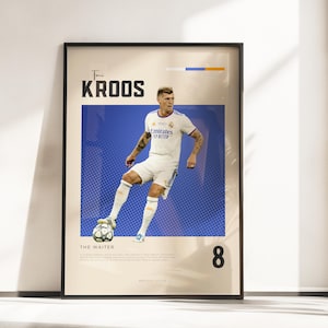 Póster Vibraciones retro de Toni Kroos | Leyenda madrileña | Tamaños A3 y A4 | Marco negro opcional | Impresión fotográfica de alta calidad