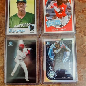 Lote de 4 cartas de novatos de Elly De La Cruz. 2 refractores