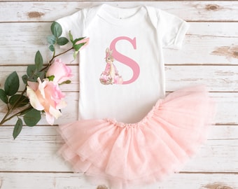 Flopsy personalizou o primeiro aniversário Bodysuit | Macacão feito sob encomenda do monograma do coelho de Peter de <br> Crie Seu Próprio Produto! Presente de Beatrix Potter | Roupa personalizada de aniversário para menino e menina