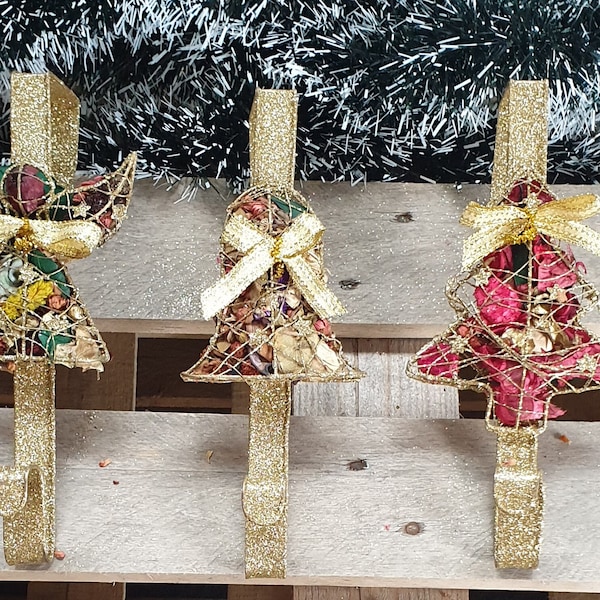 Gold Glitter Over Door Hanger for Christmas Wreaths, Metal Wreath Hanger - Scented Christmas Decoration in 3 Festive Designs
