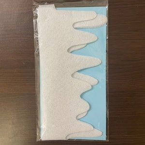 Puede incluir: Borde de flecos de carámbanos blancos para decorar, 15 pulgadas por 180 centímetros. El fleco está hecho de fieltro blanco con un acabado brillante.