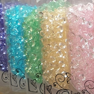 1cm Acrylic Faceted Diamond Shaped Scatter Gems for Centre Pieces Table Decorations, Craft or Artificial Flower Arrangements, Weddings