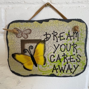 Cartel colgante de pizarra "Dream Your Cares Away" con adorno de mariposa. 20cm x 15cm Letrero Amarillo con Lazo Colgante de Ante. Encantadora idea de regalo
