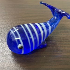Mini glazen walvis blauw en wit gestreept ornament. Kleine glazen miniatuur walvis van 6 cm om te verzamelen. Cadeau voor liefhebbers van het oceaan- of zeeleven.