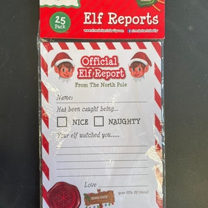 Peut inclure: Un paquet de 25 « Elf Reports » avec des bordures rayées rouges et blanches. Les rapports présentent des illustrations d'elfes et le texte « Official Elf Report From The North Pole ». L'emballage est scellé dans du plastique transparent.