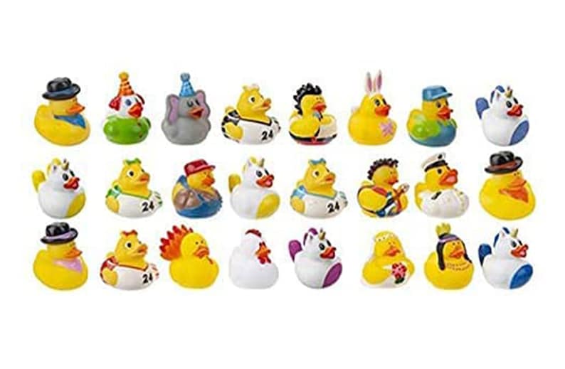 Peut inclure: Une collection de vingt-quatre canards en caoutchouc, chacun avec un design unique, portant des chapeaux, des costumes et des accessoires. Les canards sont principalement jaunes, avec des d&eacute;tails blancs, bleus et autres couleurs. Certains canards portent le chiffre "24".