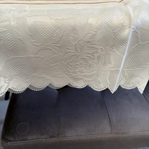 Tablecloth Christmas Table Luxury Woven Rectangular Oblong Table Cloth White 160cm x 220cm Dining Table Cover Damask Pattern Scalloped Edge