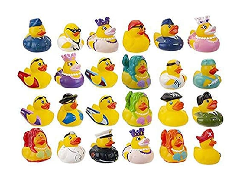Peut inclure: Une collection de canards en caoutchouc jaunes, chacun habill&eacute; de tenues diff&eacute;rentes. Certains canards portent des chapeaux, des uniformes ou des accessoires, dont une blouse de m&eacute;decin, un uniforme de marin et un chapeau de pirate. Les canards sont dispos&eacute;s en rang&eacute;es, pr&eacute;sentant leurs divers mod&egrave;les.