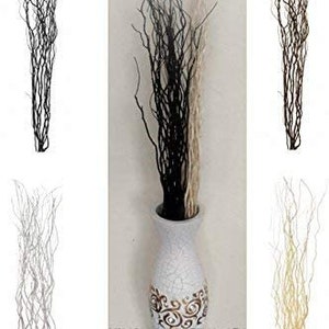 Puede incluir: Cuatro ramos de ramas de sauce artificiales en un jarrón blanco. Las ramas están disponibles en negro, blanco y beige.