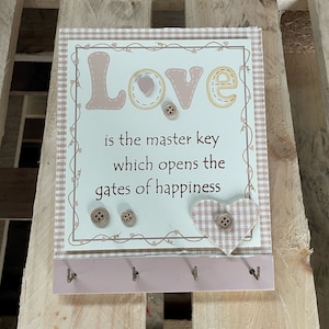 Vintage stijl liefdesthema sleutelhouder voor aan de muur "Liefde is de hoofdsleutel die de poorten van geluk opent". Wandhaken in shabby-chic stijl