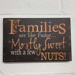 &quot;Neuheits-Wandschild &quot;&quot;Families are like fudge... Mostly Sweet with a paar NUTS!&quot; 25x16cm. Rustikaler Stil aus Holz Lustige Wand Kunst Haus Familie Geschenk