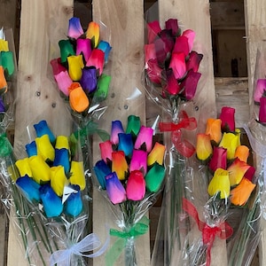 鮮やかな色から選べる 12 本の明るい木製のバラ、永遠の花束、セロハン入りのバラのつぼみ 12 個 - すぐに贈れる花のギフト