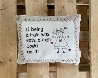 Cojín de regalo bordado "¡Si ser madre fuera fácil, un hombre podría hacerlo!" - Pequeño cojín gris con palabras sentimentales, 23cm x 19cm