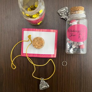 Mini mensaje de Buda en un frasco de deseos con confeti y pergamino plateados o dorados y dije de Buda. Recuerdos para fiestas o bodas, notas de amor, etc.