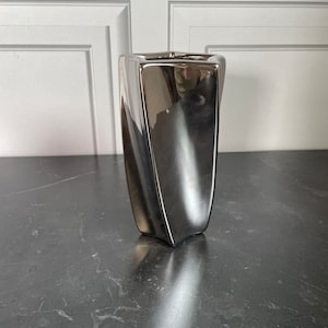 Sleek Chrome Star Shaped Twist Vase Geometric Silver Coloured Flower Vase 20cm x 7cm Vase. Gift for Valentines, Mother&#39;s Day etc
