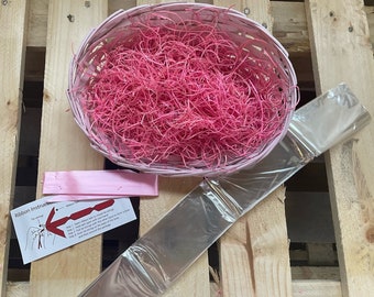 Cree su propia cesta de regalo. Kit de cesta de mimbre ovalada rosa, que incluye cesta de mimbre, lana de madera, celofán para envolver y cinta. 30cm x 22cm x 9cm.