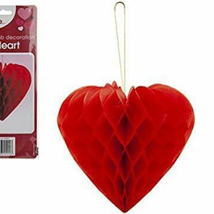 Peut inclure: Décoration en forme de cœur en nid d'abeille rouge avec une ficelle dorée pour l'accrocher. La décoration mesure 23 cm de diamètre. L'emballage indique "Honeycomb decoration Love Heart".