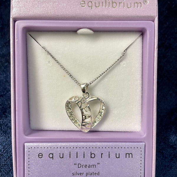 Equilibrium Love Heart Shaped Diamante Pendentif Filigree Argent Plaqué Collier avec Message « DREAM » dans la boîte cadeau. Avec une chaîne en argent 16 »-19 »