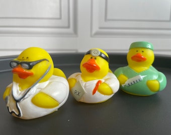 Ensemble de 3 mini canards en caoutchouc pour médecins et infirmières : cadeau amusant, cadeau de mariage ou de fête, etc. Joli canard déguisé en blouse de médecin, d'infirmière ou de chirurgien