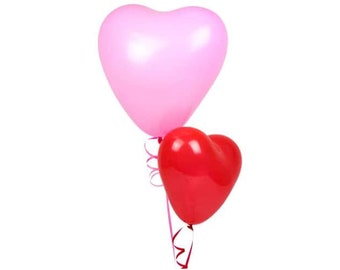 Puede incluir: Dos globos en forma de corazón, uno rosa y otro rojo, atados juntos con una cinta rosa.