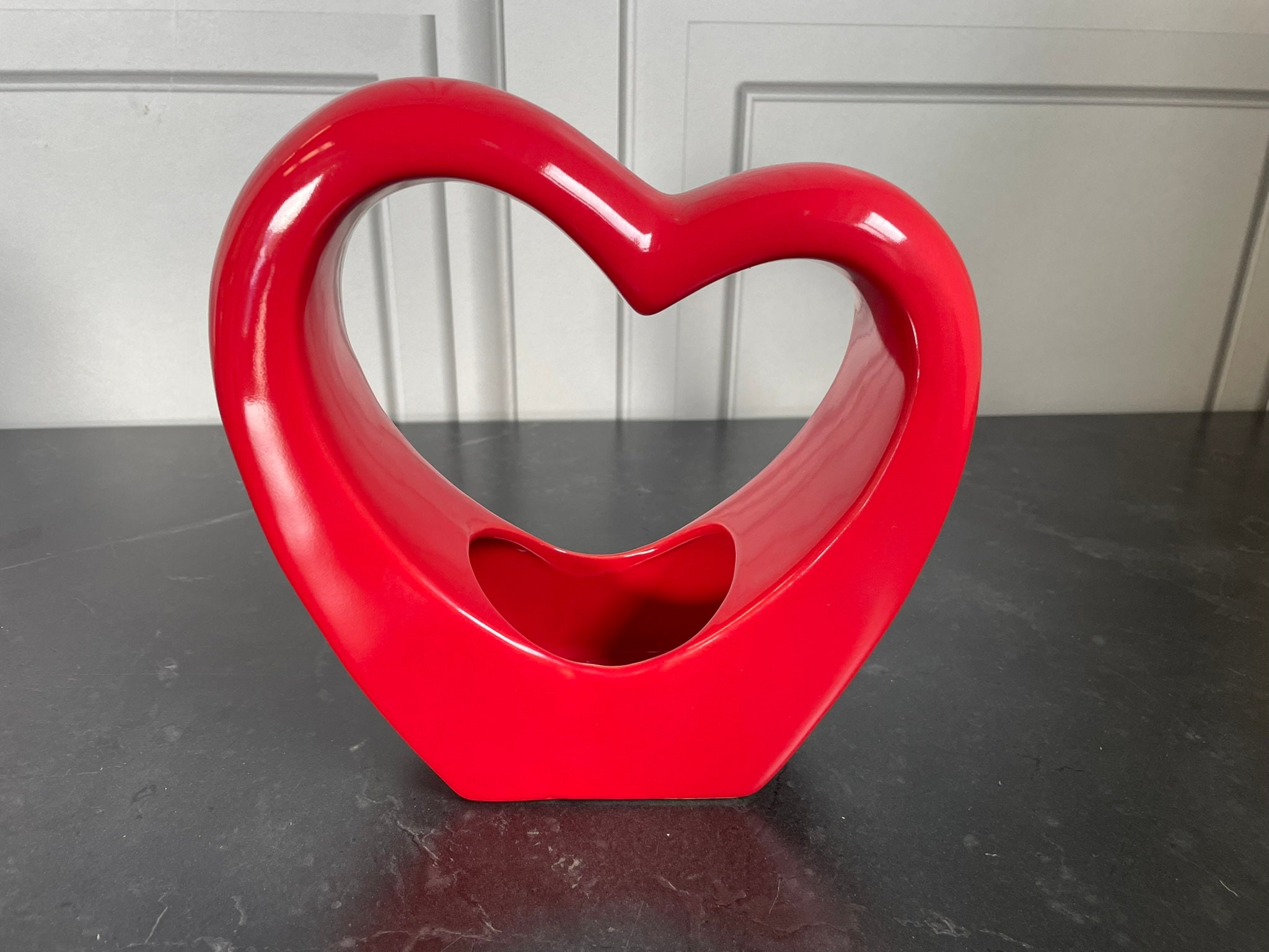 Vulcanos - Vaso a forma di cuore in ceramica, colore: grigio/argento lucido, altezza circa 16 cm