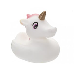 Peut inclure: Un canard en plastique blanc en forme de licorne, avec une corne dor&eacute;e, une crini&egrave;re rose et des d&eacute;tails d'yeux violets et noirs. Le canard a une forme classique avec un corps arrondi et un fond plat. Un jouet de bain amusant et fantaisiste.