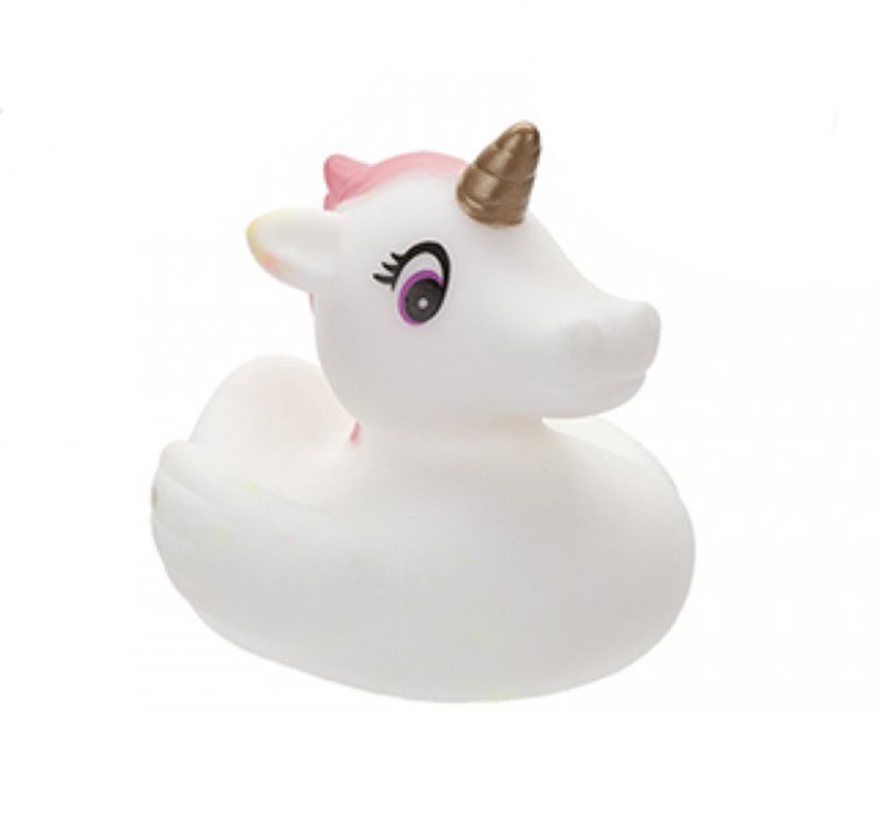 Peut inclure: Un canard en plastique blanc en forme de licorne, avec une corne dor&eacute;e, une crini&egrave;re rose et des d&eacute;tails d'yeux violets et noirs. Le canard a une forme classique avec un corps arrondi et un fond plat. Un jouet de bain amusant et fantaisiste.