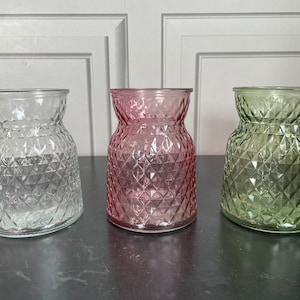 Pequeño jarrón de vidrio texturizado con cintura enrejada en verde, rosa o transparente. Jarrón de 13 cm x 9 cm con textura de diamante para brotes, tallos y flores silvestres