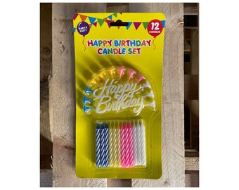 Zestaw świeczek urodzinowych „Happy Birthday” – 12 świeczek, różowy, niebieski, żółty i biały – Topper na tort urodzinowy i zestaw świeczek – 7 cm, wysokiej jakości świece z podstawkami