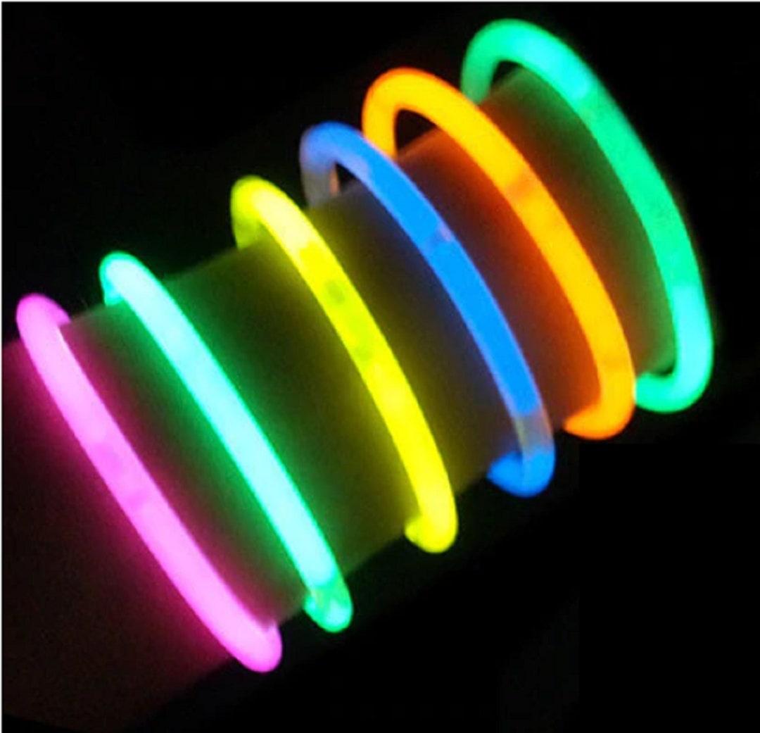 30 X 8 Glow Sticks Multicoloured With Connectors Bracelet