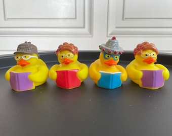 Mini ensemble de canards en caoutchouc du club de lecture : cadeau amusant, cadeau de mariage, course de canards, etc. Adorables canards lecteurs déguisés lisant des romans aux couleurs vives