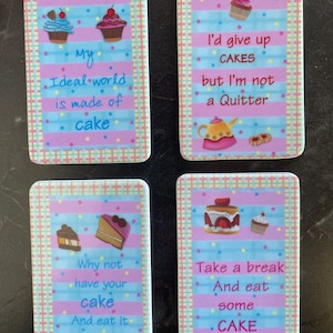 Puede incluir: Cuatro posavasos cuadrados coloridos con rayas rosas, azules y amarillas y lunares. Cada posavasos presenta una frase diferente sobre el tema del pastel: "Mi mundo ideal está hecho de pastel", "Renunciaría a los pasteles pero no soy un perdedor", "¿Por qué no tener tu pastel y comértelo ahora", y "Tómate un descanso y come algo de PASTEL".