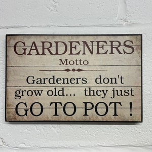 Puede incluir: Un letrero de madera rústico con el texto "GARDENERS Motto Gardeners don't grow old... they just GO TO POT!"
