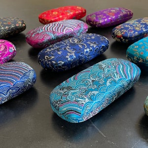 Étui à lunettes en brocart imitation soie brodé en 9 couleurs. Étui rigide pour lunettes de soleil ou lunettes, pratique, 16 cm x 5,5 cm x 2,5 cm
