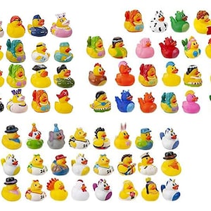 Peut inclure: Une collection de canards en caoutchouc jaunes avec divers accessoires et tenues. Certains canards portent des chapeaux, des toques de chef et d'autres articles d&eacute;coratifs. Les canards sont dispos&eacute;s en rang&eacute;es et en colonnes, cr&eacute;ant un affichage ludique et color&eacute;.