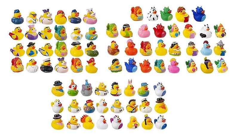 Peut inclure: Une collection de canards en caoutchouc jaunes avec divers accessoires et tenues. Certains canards portent des chapeaux, des toques de chef et d'autres articles d&eacute;coratifs. Les canards sont dispos&eacute;s en rang&eacute;es et en colonnes, cr&eacute;ant un affichage ludique et color&eacute;.