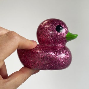 1 x 10 cm glittereenden leuk cadeau, huwelijksbedankje, eendenrace enz. Felle sprankelende eenden in vermomming: roze, wit, oranje, goud, groen en blauw
