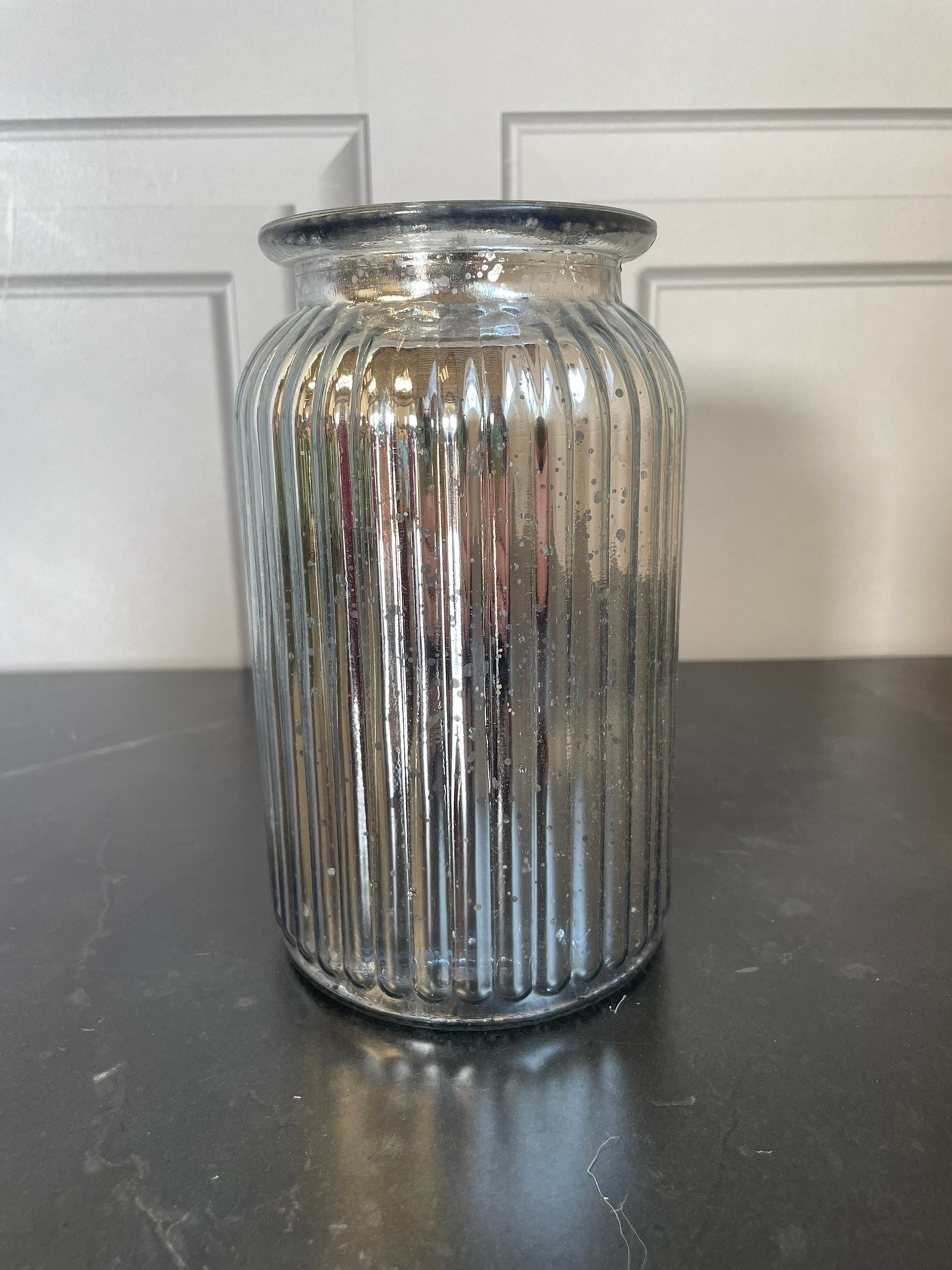 高さ18.5 cmのメタリックリブ付き花瓶、スプラッター仕上げのボトル型