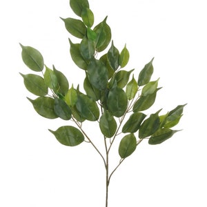 Op de afbeelding: Een enkele stengel met kunstmatig gebladerte met groene bladeren. De bladeren zijn ovaalvormig en hebben een licht getextureerd oppervlak.