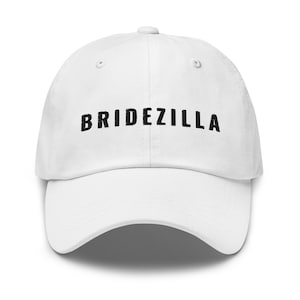 Puede incluir: Gorra de béisbol blanca con texto bordado en negro que dice "BRIDEZILLA".